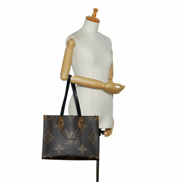 LV Onthego MM Reverse Giant Monogram Canvas - Image 5