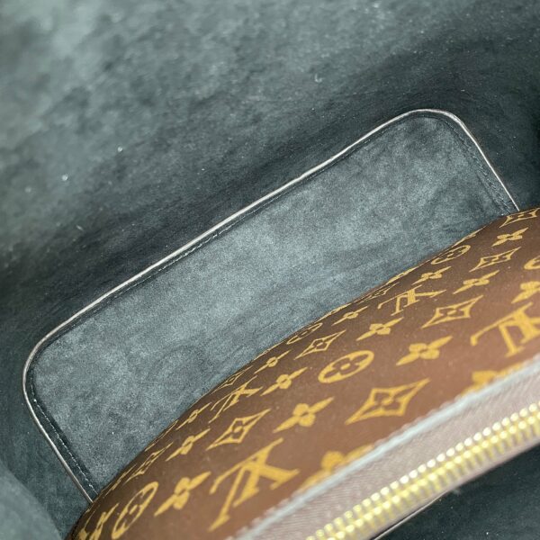 LV NéoNoé MM Monogram w/Blk Trim - Image 10