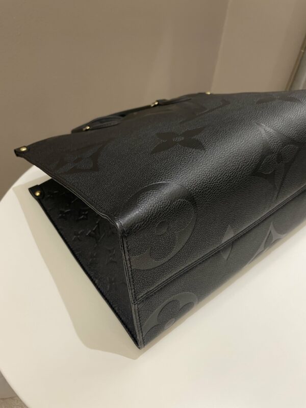 LV OnTheGo MM Black Empreinte - Image 9