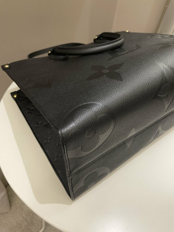 LV OnTheGo MM Black Empreinte - Image 11