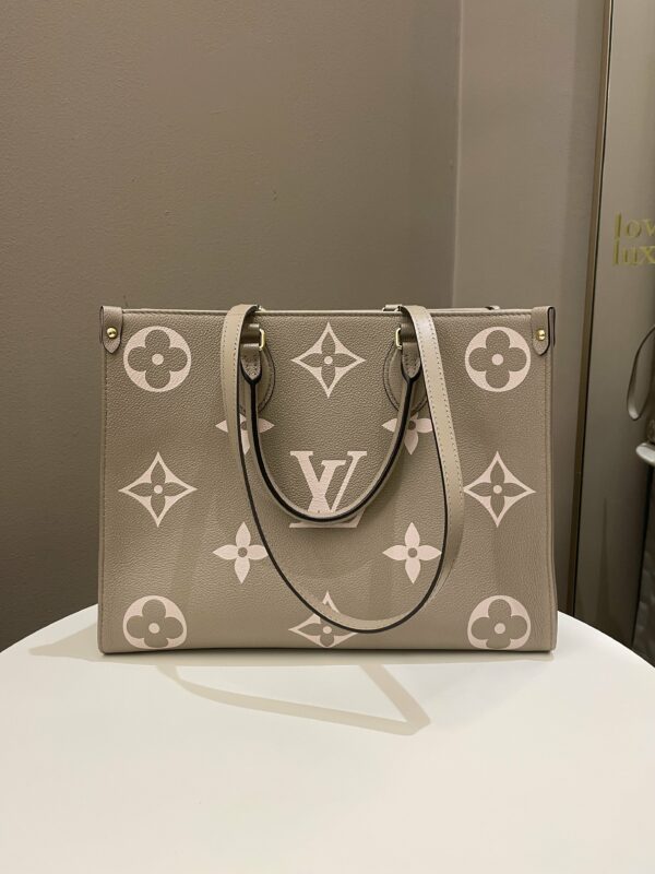 LV OnTheGo MM Tourterelle / Crème - Image 16