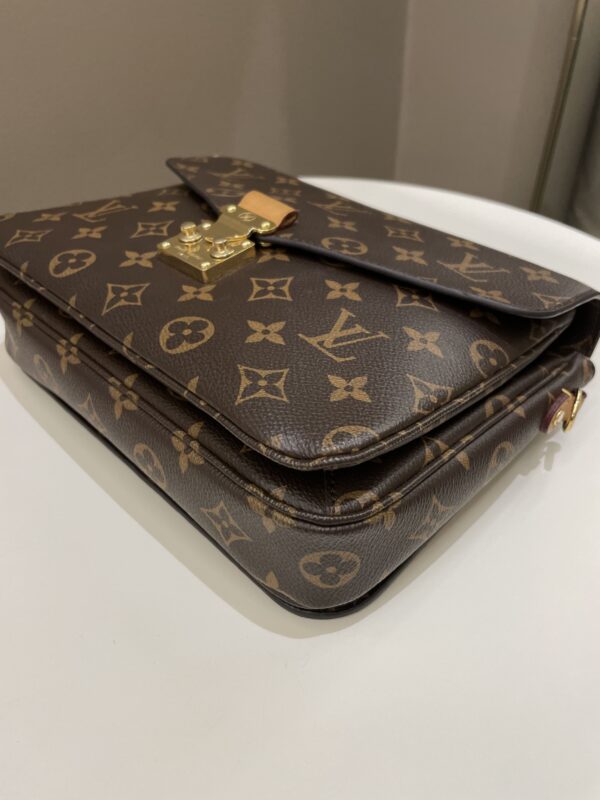 LV Pochette Metis Classic Monogram - Image 11