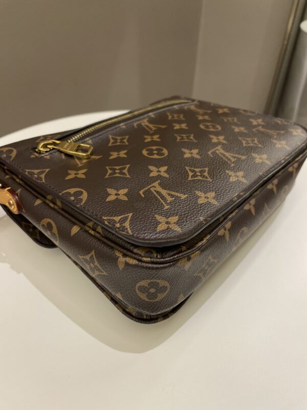 LV Pochette Metis Classic Monogram - Image 12