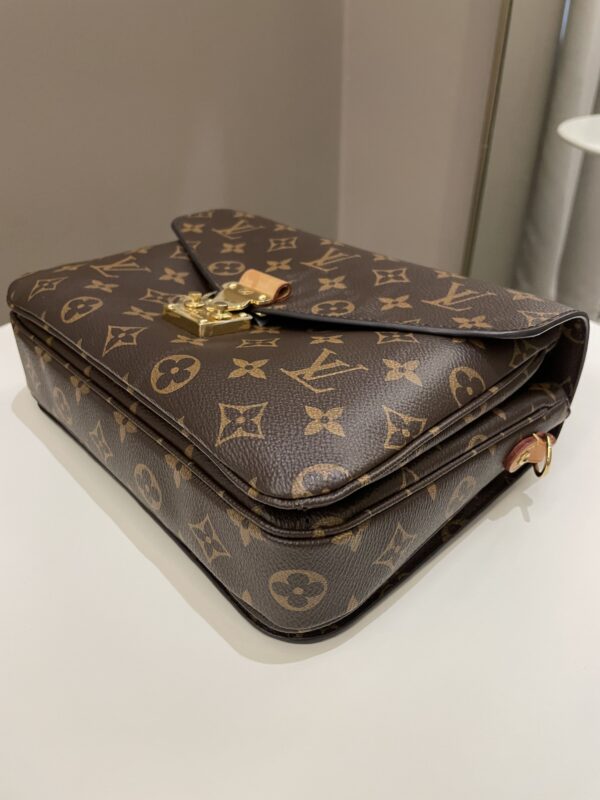 LV Pochette Metis Classic Monogram - Image 9