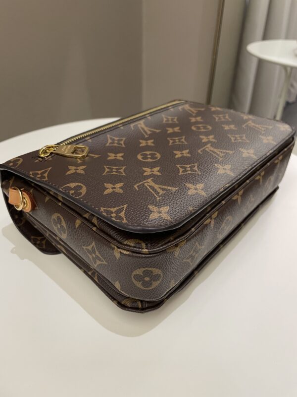 LV Pochette Metis Classic Monogram - Image 10