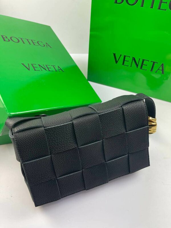 BOTTEGA VENETA Cassette Intrecciato grained leather shoulder bag black - Image 9