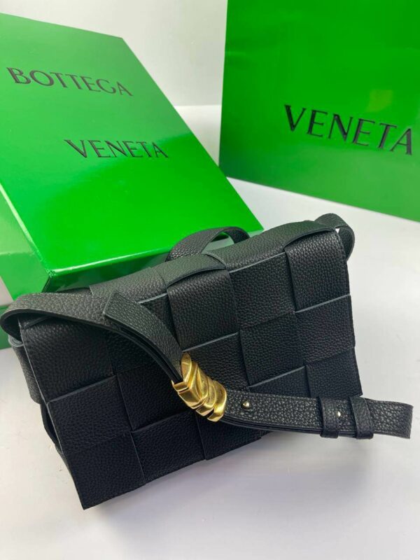 BOTTEGA VENETA Cassette Intrecciato grained leather shoulder bag black - Image 3