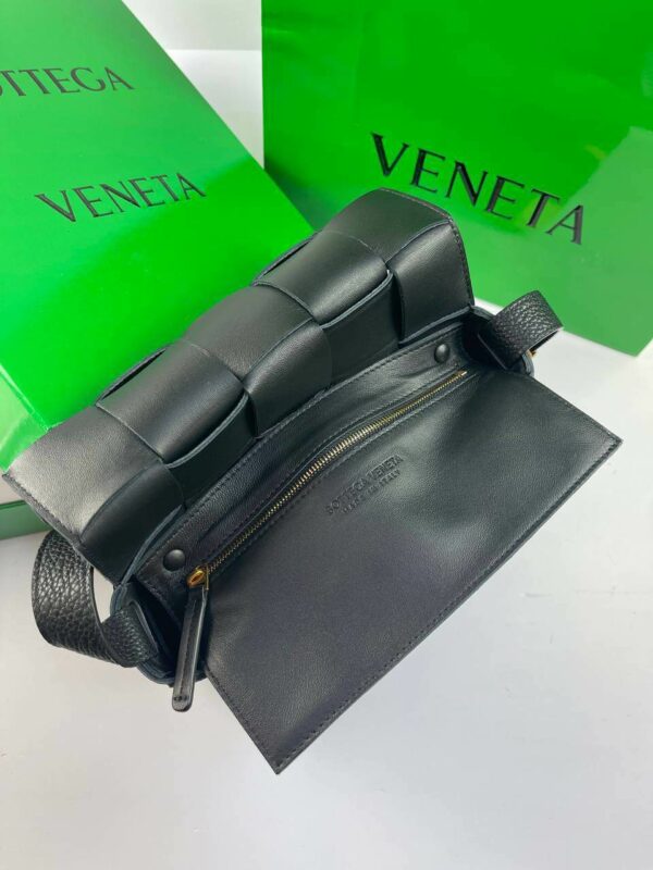 BOTTEGA VENETA Cassette Intrecciato grained leather shoulder bag black - Image 8