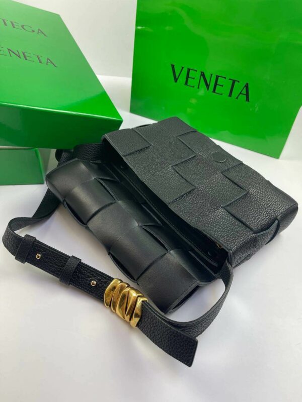 BOTTEGA VENETA Cassette Intrecciato grained leather shoulder bag black - Image 10