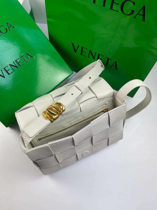 BOTTEGA VENETA Cassette Intrecciato grained leather shoulder bag - Image 12