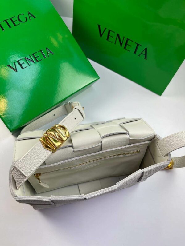 BOTTEGA VENETA Cassette Intrecciato grained leather shoulder bag - Image 9